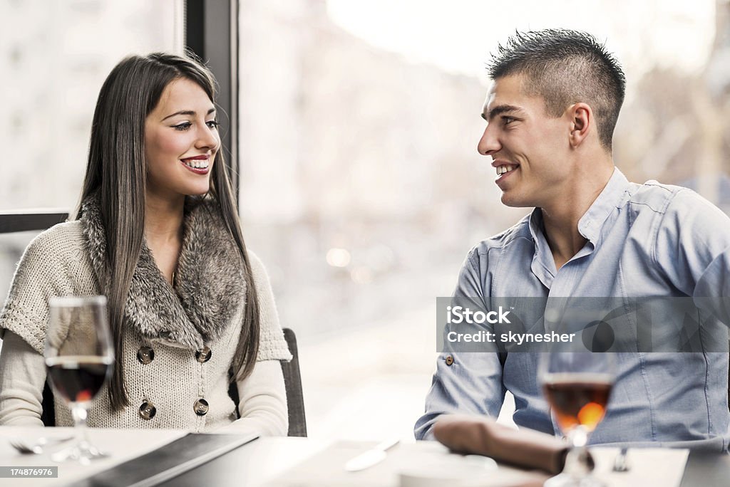 젊은 아름다운 커플입니다 레스토랑에서 즐길 수 있습니다. - 로열티 프리 2명 스톡 사진