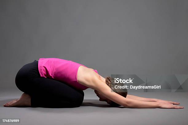 Mujer Joven Haciendo Ejercicios De Yoga Foto de stock y más banco de imágenes de Actividad - Actividad, Actividades y técnicas de relajación, Adulto