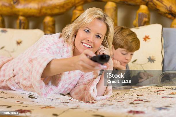 Foto de Mãe E Filho Na Cama e mais fotos de stock de 30 Anos - 30 Anos, Aconchegante, Adulto