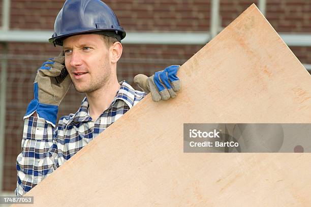 Auftragnehmer Von Bauarbeiten Hält Ein Stück Holz Stockfoto und mehr Bilder von Am Telefon - Am Telefon, Arbeiten, Arbeiter