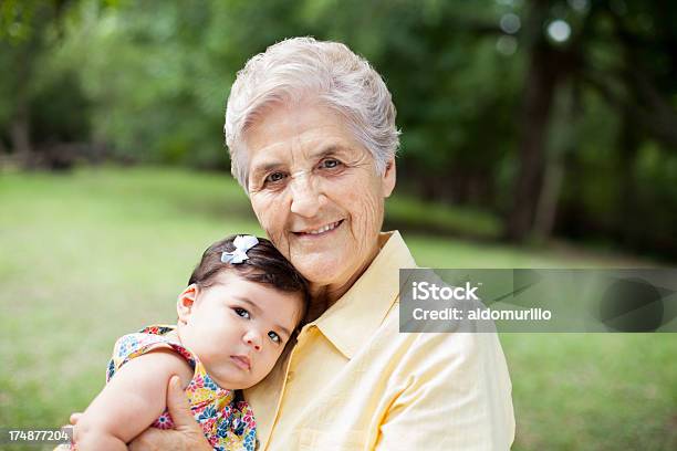 Amorevole Nonna Tiene Suo Nipote - Fotografie stock e altre immagini di Abbracciare una persona - Abbracciare una persona, Bellezza, Nipoti maschi e femmine