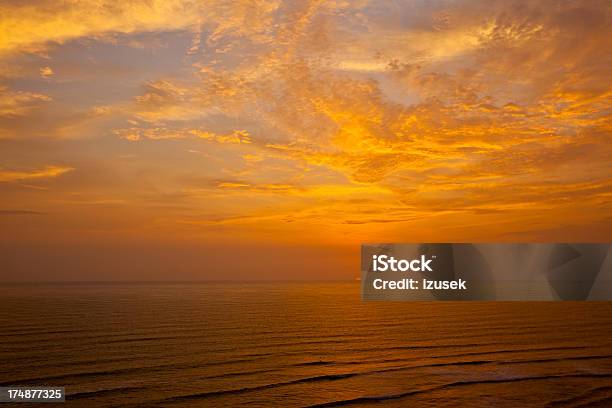 Gold Meer Sonnenuntergang Stockfoto und mehr Bilder von Abenddämmerung - Abenddämmerung, Dramatischer Himmel, Dämmerung