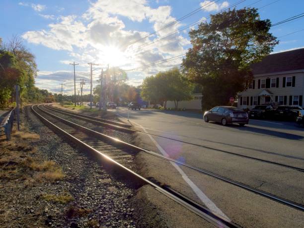 cruzamento diagonal da rua sutton com os trilhos de trem de passageiros mbta - railroad crossing mbta train railroad track - fotografias e filmes do acervo