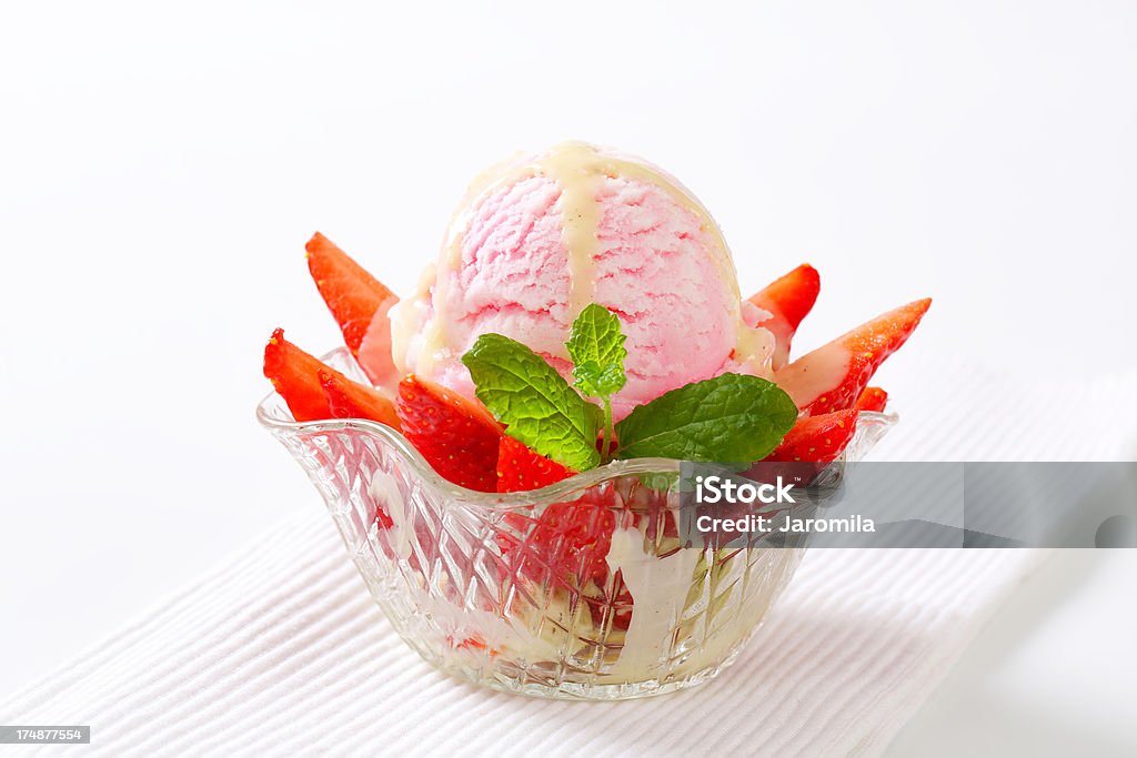 Helado con fresas - Foto de stock de Alimento libre de derechos