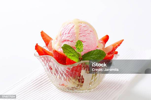 Helado Con Fresas Foto de stock y más banco de imágenes de Alimento - Alimento, Bola, Comida congelada