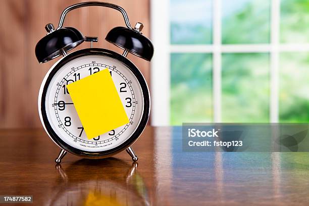 Tempo Dois Bell Despertador Na Mesa De Madeira - Fotografias de stock e mais imagens de Amarelo - Amarelo, Conceito, Conceitos e tópicos