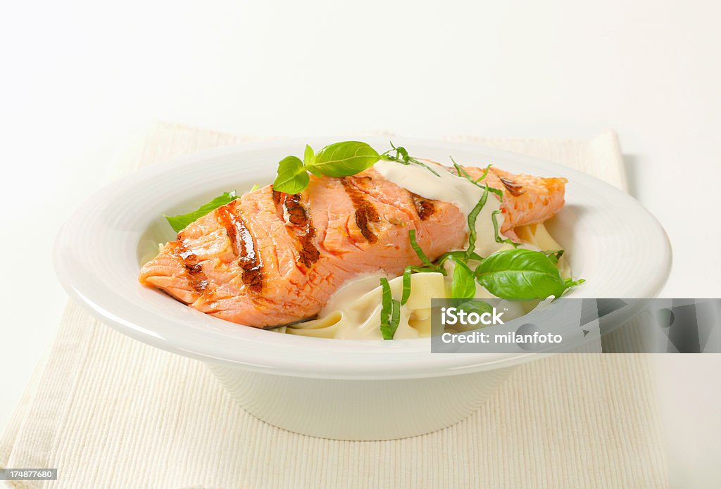 Filete de salmão com Manjericão e Molho de creme - Royalty-free Branco Foto de stock