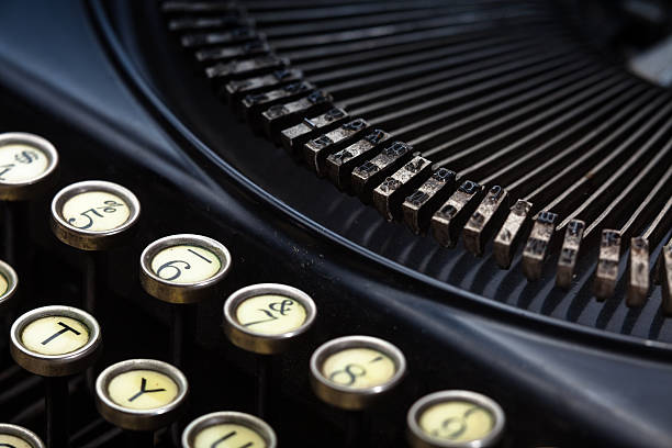 detalhe de máquina de escrever vintage mecânico - typewriter hammer retro revival typebar - fotografias e filmes do acervo
