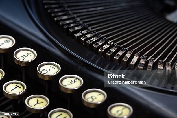 Foto de Detalhe De Máquina De Escrever Vintage Mecânico e mais fotos de stock de Antigo - Antigo, Brilhante - Luminosidade, Ciência e Tecnologia