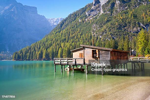 Lago Di Di Braiespragser Wildsee - Fotografie stock e altre immagini di Acqua - Acqua, Alpi, Alto Adige