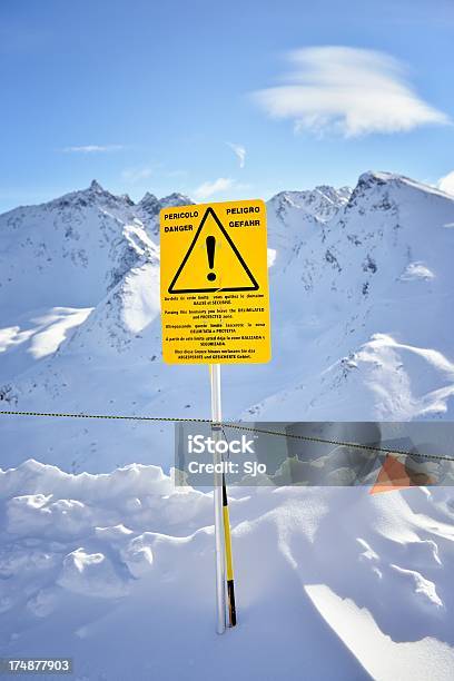 Лыжный Большое Предупреждающий Знак — стоковые фотографии и другие картинки Без людей - Без людей, Вертикальный, Европейские Альпы
