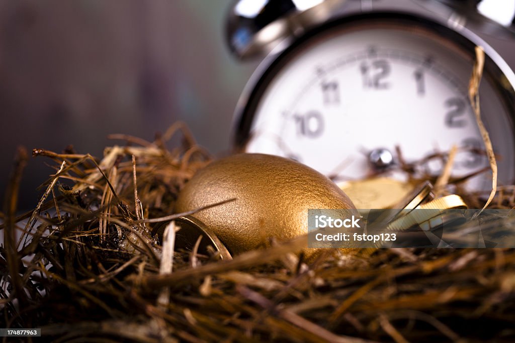 Gold et or pécule avec horloge sur fond - Photo de Oeuf - Aliment de base libre de droits