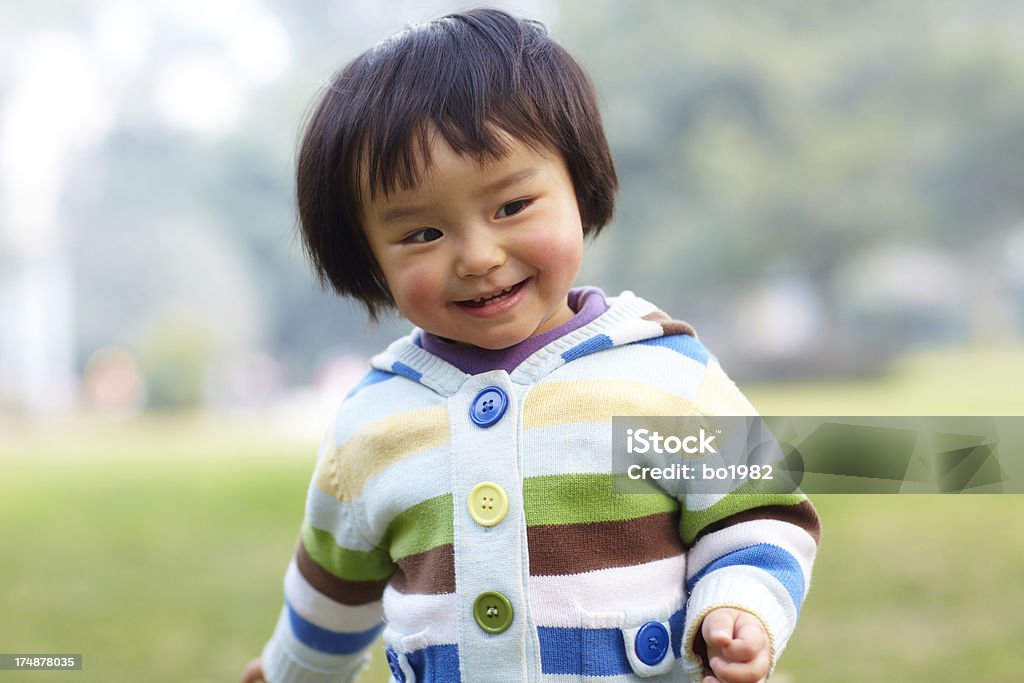 Adorable niña bebé en el parque en las que está despierto. - Foto de stock de 12-23 meses libre de derechos