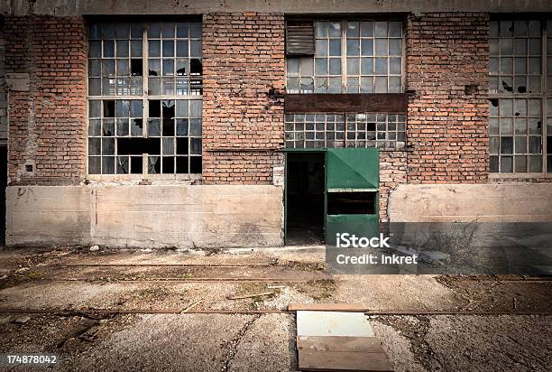 Antiguo Edificio Industrial Foto de stock y más banco de imágenes de Abandonado - Abandonado, Almacén, Anticuado