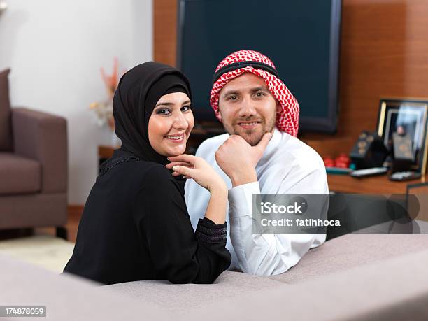 Photo libre de droit de Arabian Jeune Couple banque d'images et plus d'images libres de droit de 25-29 ans - 25-29 ans, Adulte, Adulte d'âge moyen