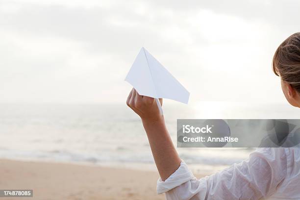 Immaginazione - Fotografie stock e altre immagini di Aeroplano di carta - Aeroplano di carta, Donne, Solo una donna