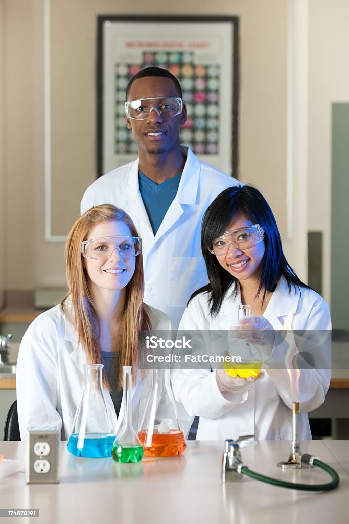 Clase de quimica - Foto de stock de Escuela secundaria libre de derechos