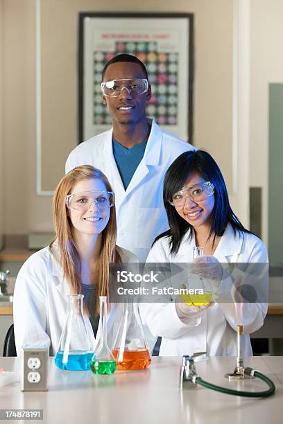 Aula De Química - Fotografias de stock e mais imagens de Escola secundária - Educação - Escola secundária - Educação, STEM - Assunto, 18-19 Anos