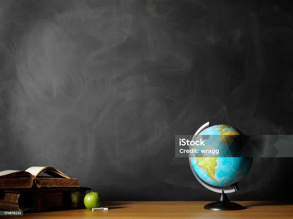 Hardback livres avec une pomme et Globe terrestre sur pied - Photo de Globe terrestre libre de droits