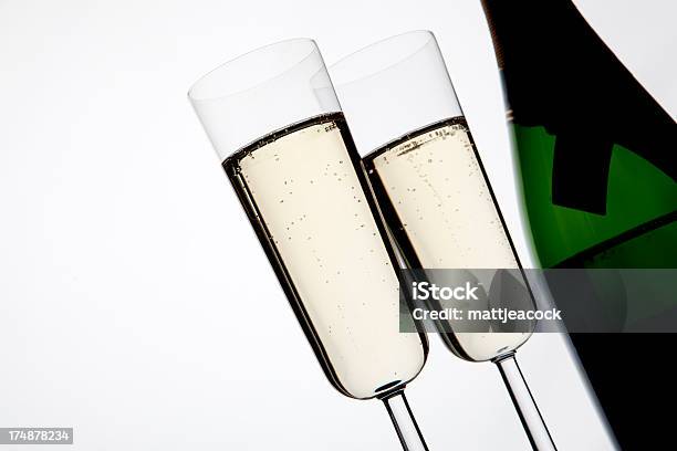 Zwei Gläser Champagner Stockfoto und mehr Bilder von Alkoholisches Getränk - Alkoholisches Getränk, Blase - Physikalischer Zustand, Champagnerglas