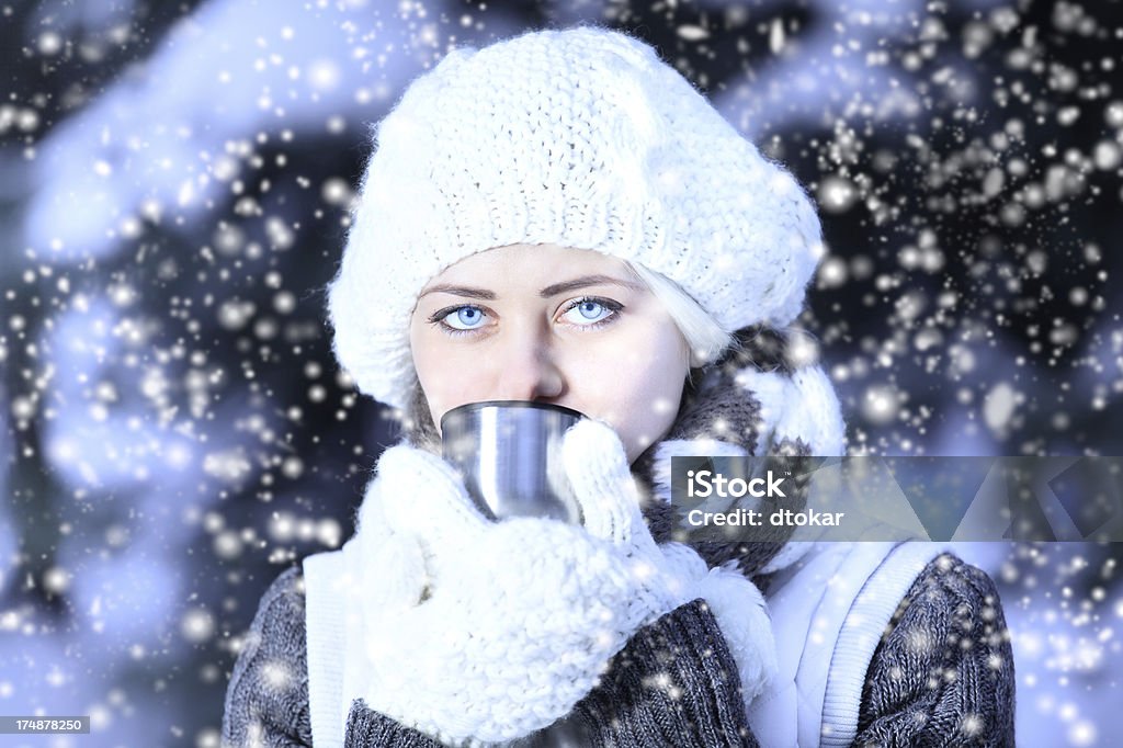 Frauen trinken heißen Tee - Lizenzfrei Blau Stock-Foto