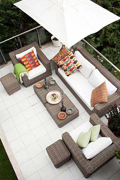 патио на вилле - parasol formal garden furniture sofa стоковые фото и изображения