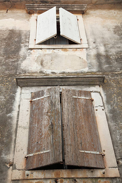 finestra persiane in legno di grunge invecchiato di zadar croazia - shutter unhygienic ancient old foto e immagini stock