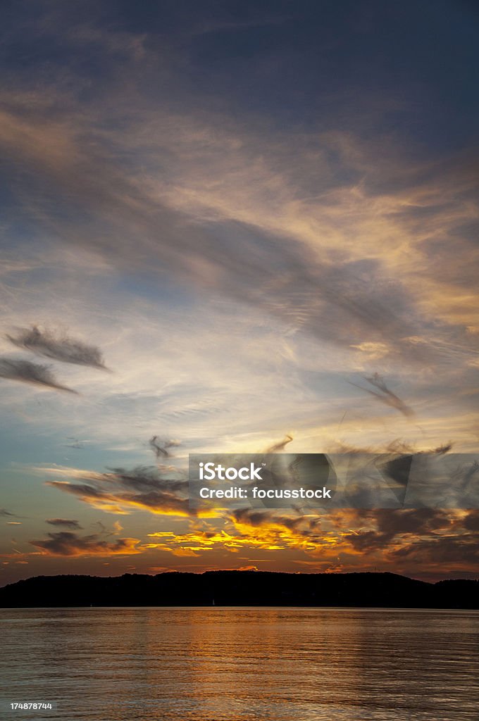 Puesta de sol sobre el agua - Foto de stock de Agua libre de derechos