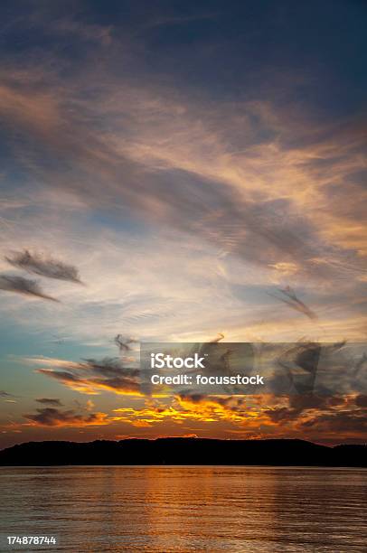 Puesta De Sol Sobre El Agua Foto de stock y más banco de imágenes de Agua - Agua, Agua estancada, Aire libre