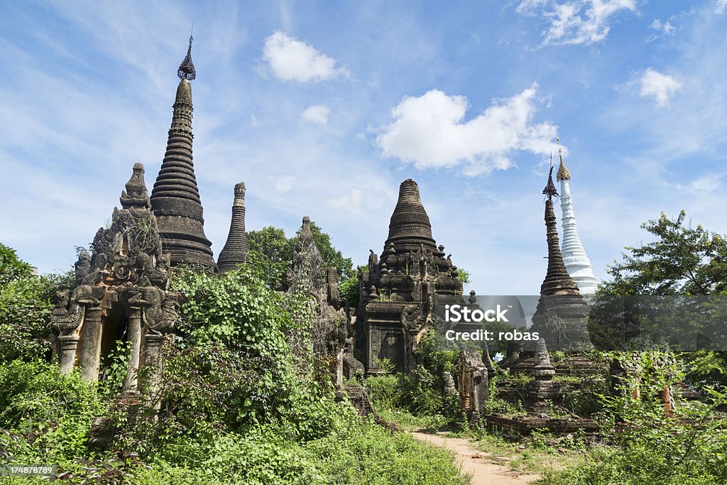 Przerośnięty i crumbled pagodas co Ma Au, Myanmar - Zbiór zdjęć royalty-free (Bez ludzi)
