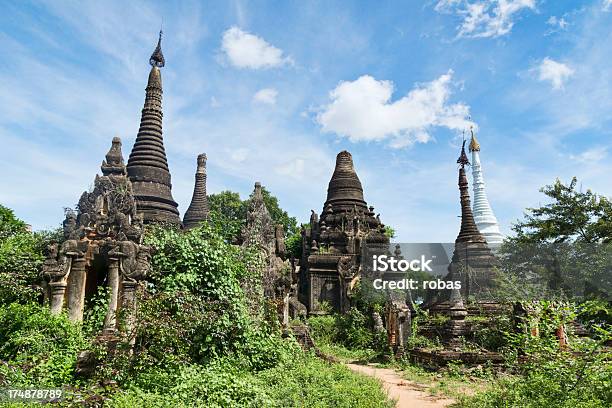 Przerośnięty I Crumbled Pagodas Co Ma Au Myanmar - zdjęcia stockowe i więcej obrazów Bez ludzi - Bez ludzi, Bezchmurne niebo, Buddyzm