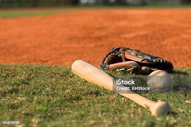 Taco De Beisebol E Bola Na Luva De Diamante - Fotografias de stock e mais imagens de Campo de Basebol - Campo de Basebol, Bastão, Luva - Roupa Desportiva de Proteção