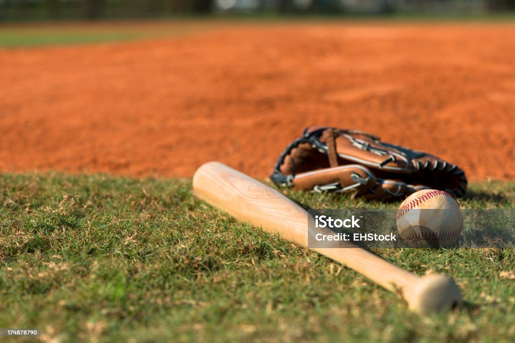 Бейсбольная бита и шар на Mitt Diamond - Стоковые фото Бейсбольное поле роялти-фри