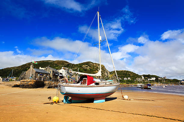 浜辺に打ち上げられた帆船で barmouth 、ウェールズ - barmouth ストックフォトと画像