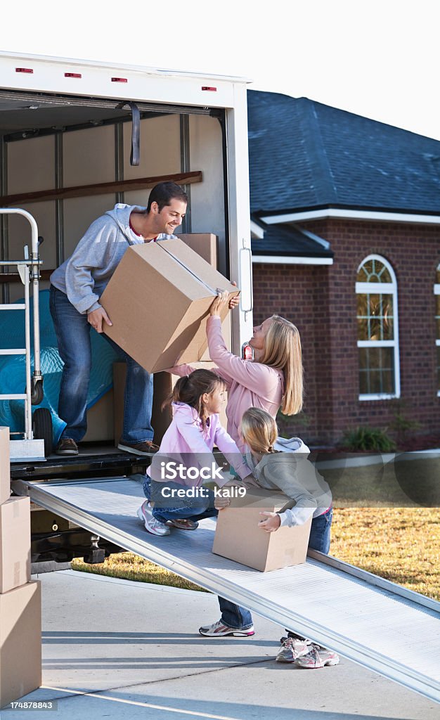 Familie Umzug, entladen truck - Lizenzfrei Möbelwagen Stock-Foto