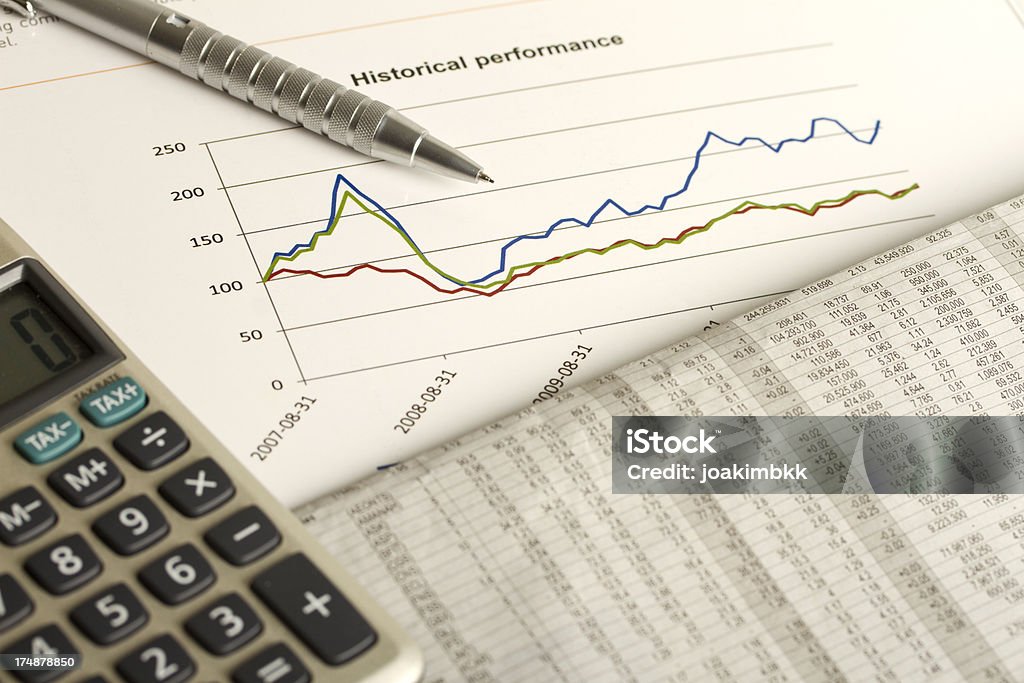 Mercato azionario grafico di analisi - Foto stock royalty-free di Affari