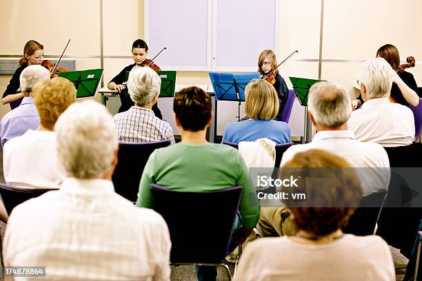 Adolescenti Che Giocano Nella Scuola Concerto Di Musica Classica - Fotografie stock e altre immagini di Folla