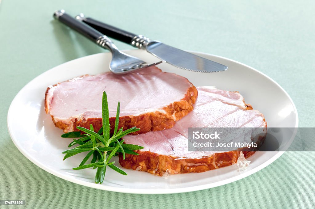 Fatias de carne suína defumado em um prato - Foto de stock de Alecrim royalty-free