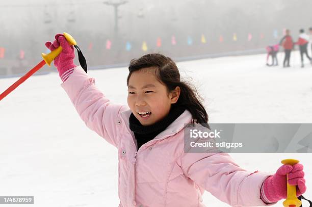 Sci Ragazza - Fotografie stock e altre immagini di Adolescente - Adolescente, Allegro, Allenamento