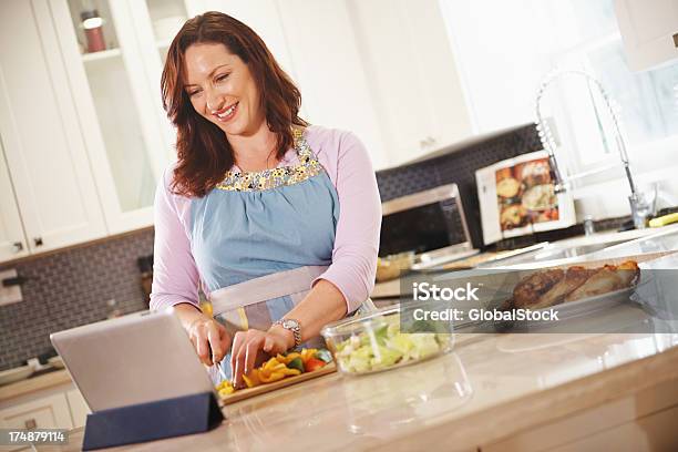 Preparación De La Comida Perfecta Foto de stock y más banco de imágenes de Adulto - Adulto, Alimento, Belleza