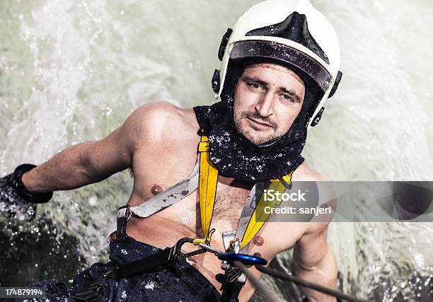 Fireman En Acción Foto de stock y más banco de imágenes de Accesorio de cabeza - Accesorio de cabeza, Accidentes y desastres, Actividad