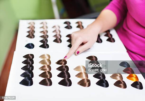 Photo libre de droit de Dans Un Salon De Coiffure banque d'images et plus d'images libres de droit de Cheveux - Cheveux, Nuancier, Adulte