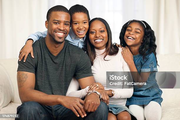 Afroamerikanische Familie Stockfoto und mehr Bilder von Afrikanischer Abstammung - Afrikanischer Abstammung, Afro-amerikanischer Herkunft, Blick in die Kamera