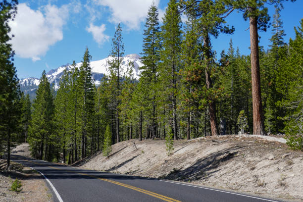 ラッセン火山国立公園、カリフォルニア州 - manzanita lake ストックフォトと画像