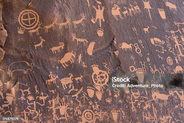 Photo libre de droit de Newspaper Rock Pétroglyphes Indiens Danasazi banque d'images et plus d'images libres de droit de Utah - Utah, Hiver, Indian Creek Canyon