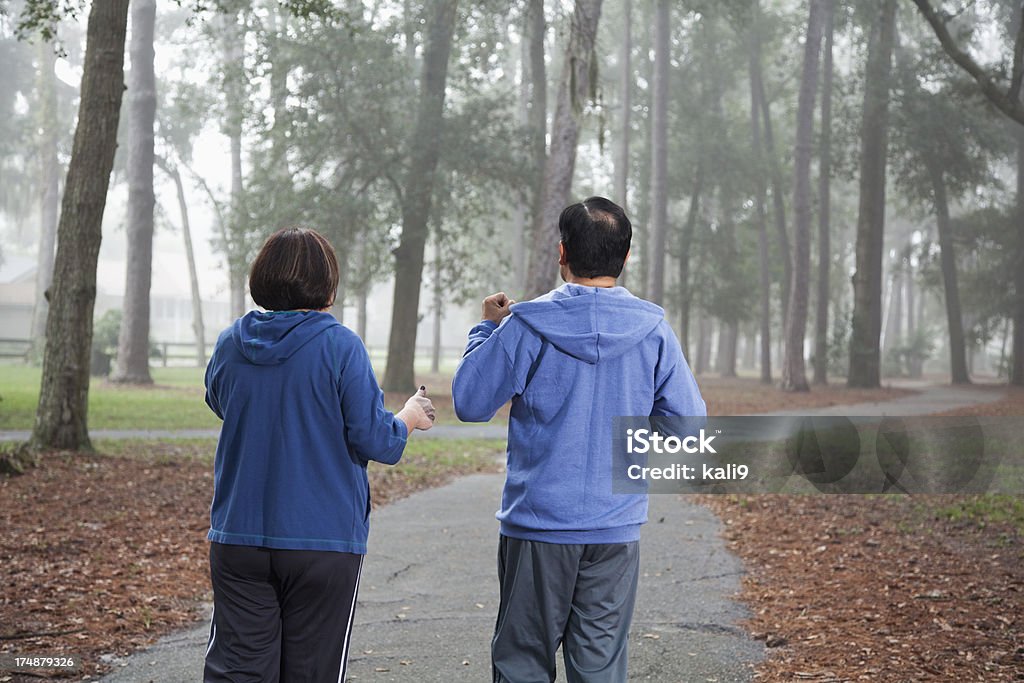 couple hispanique faisant de l'exercice dans le parc - Photo de Activité de loisirs libre de droits