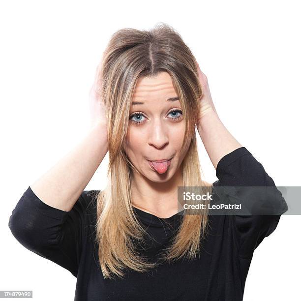 Capelli Biondi Donna Facendo Una Smorfia Mettere Fuori La Lingua - Fotografie stock e altre immagini di Abbigliamento casual