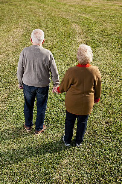 senior couple tenant les mains - sc0588 vertical full length outdoors photos et images de collection