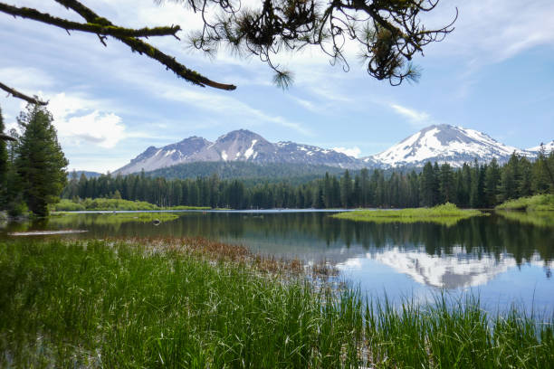 ラッセン火山国立公園、カリフォルニア州 - manzanita lake ストックフォトと画像