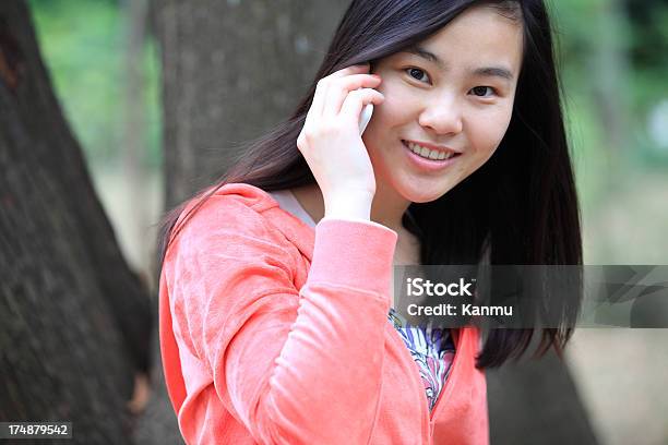 Hermosa Joven Mujer Asiática Sonriendo Al Aire Libre Foto de stock y más banco de imágenes de 20 a 29 años